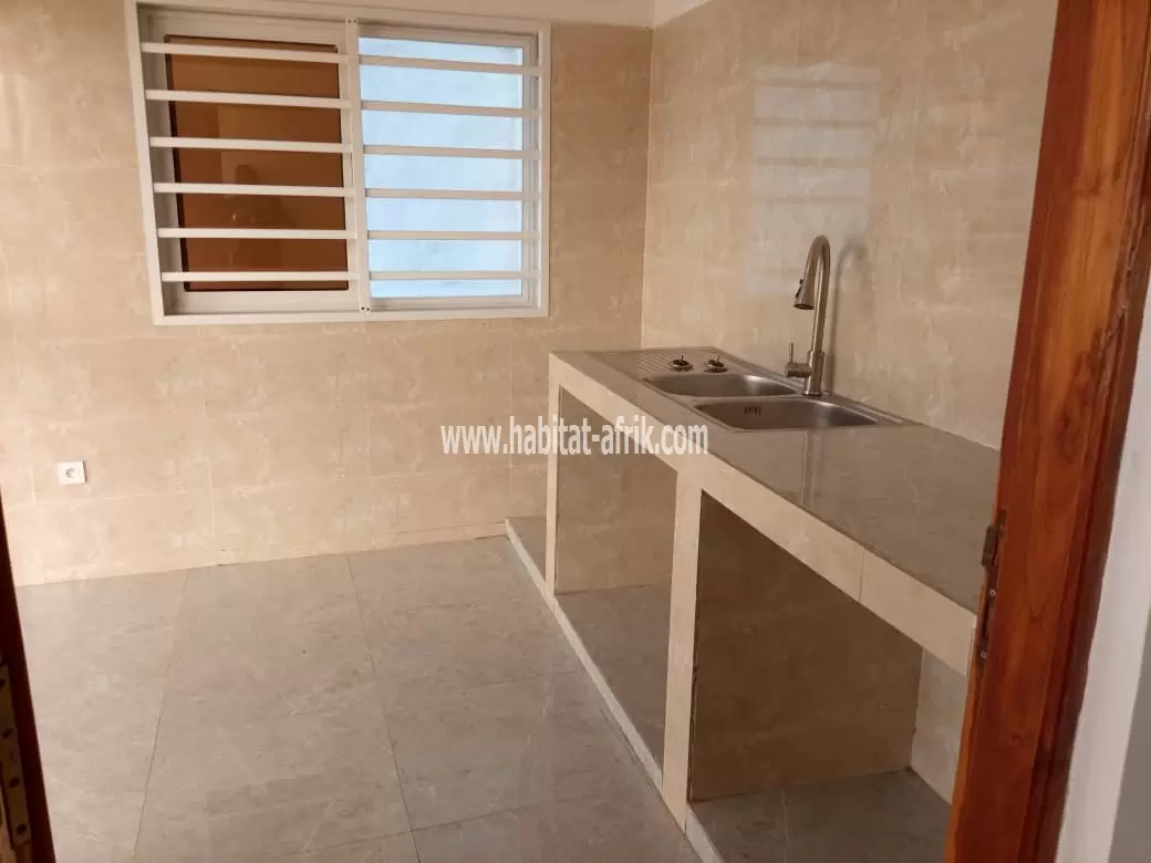 Je mets en location une appartement de 3 chambres salon dwc cuisine propre a zanguera sur la route qui mène  vers gaz lome togo