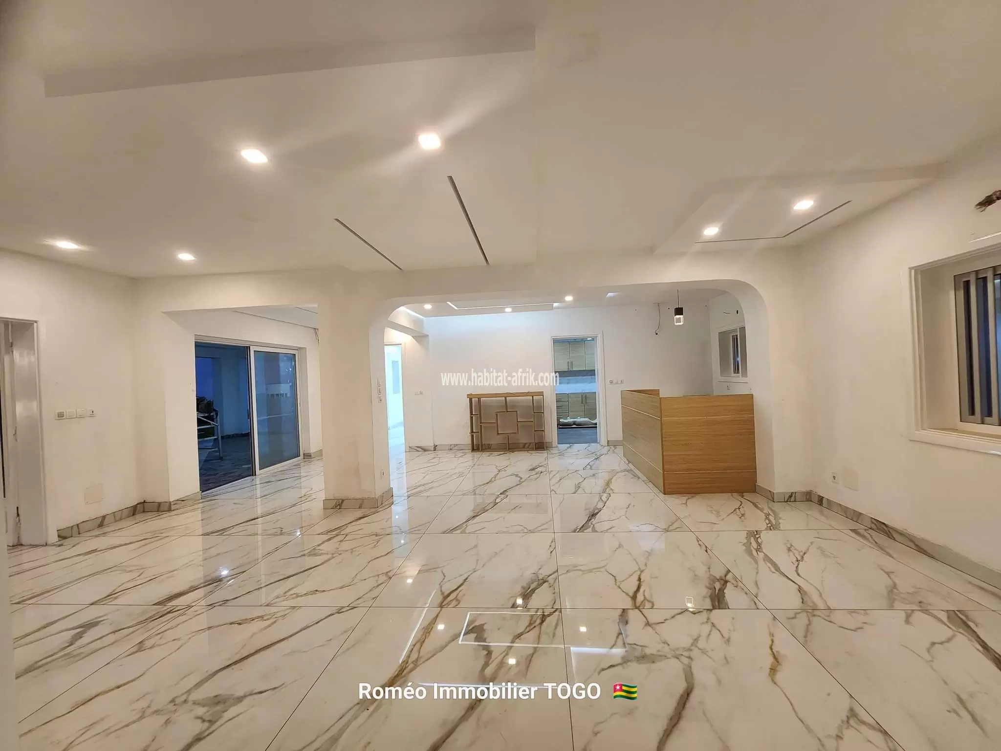VILLA NOUVELLE CONSTRUCTION DE 6 CHAMBRES 2 SALON,  TRES GRAND JARDIN ET PISCINE 