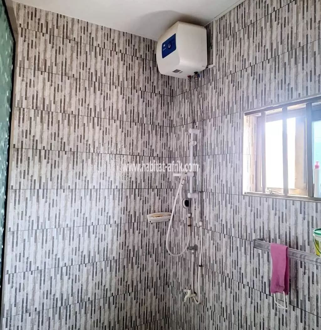 Je mets en location une maison de cinq (5) chambres salon à Agbalepedo lome togo