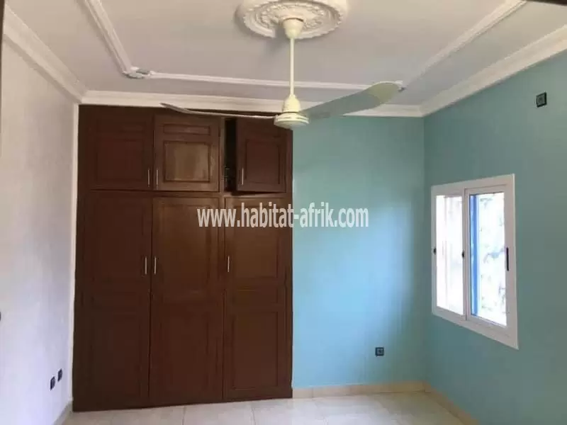Je mets une   LOCATION VILLA DUPLEX     Kegue kpatcha - 450k- 05 chambres  MAISON DUPLEX 05 CHAMBRES ET 01 DÉPENDANCE AVEC JARDIN GARAGE POUR 2 VOITURE AU QUARTIER KEGUE KPATCHA 14 VILLA LOME TOGO  AU REZ-DE-CHAUSSÉE  01 CHAMBRES ( SALON CLIMATISÉ ) CUISI