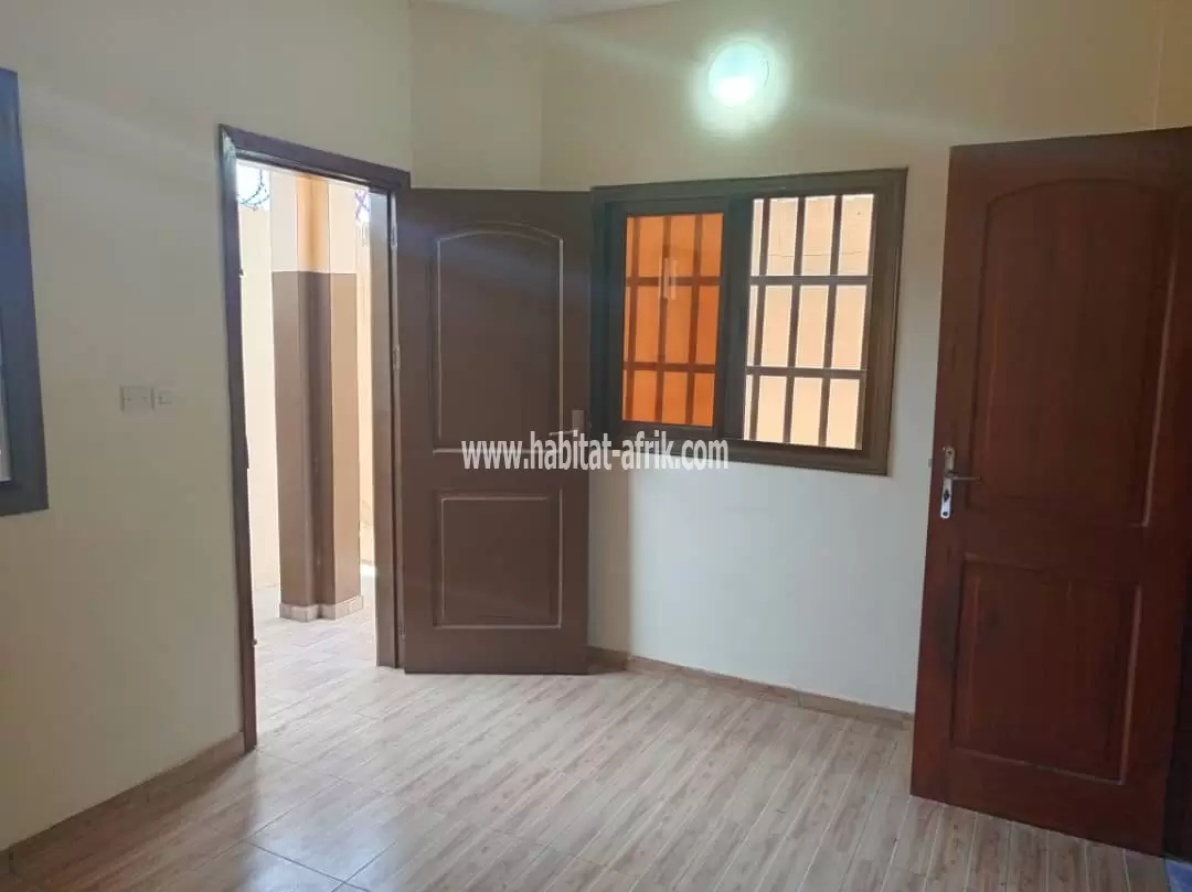 Je mets en location une villa duplex de quatre (4) chambres salon propre à TOKOIN hôpital lome togo