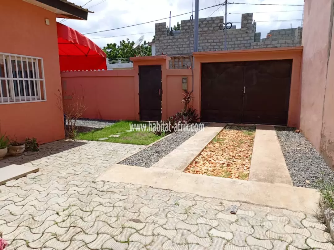 Je mets en location une mini villa meublée de deux (2) chambres salon équipée avec jardin situé à adidogome cité mokpokpo lome togo 