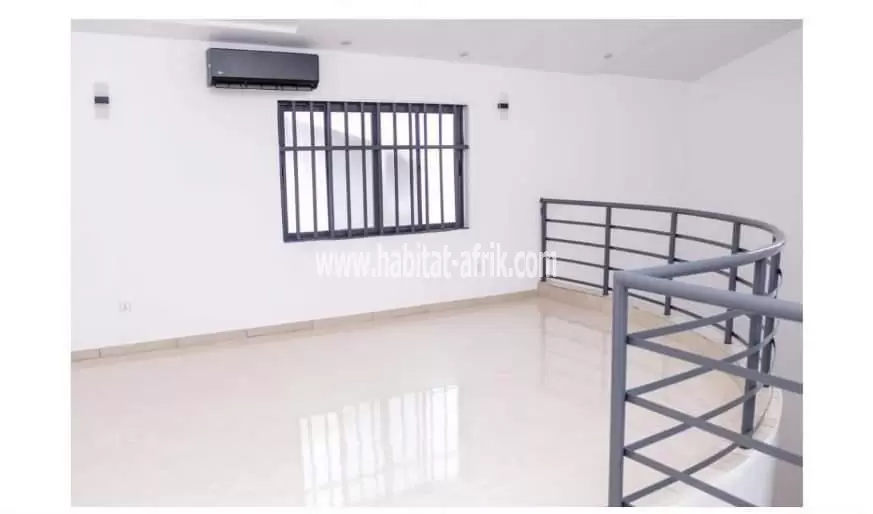 Je mets en location une villa de cinq chambres salon jardin à Hedzranawoe novissi lome togo 