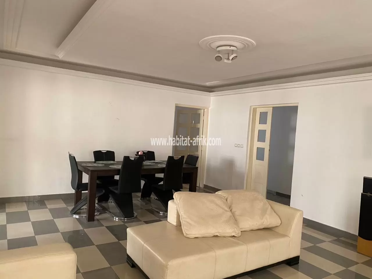 Je mets en location une villa meublée deux quatre (4) chambres deux (2) salon équipée à Forever lome togo