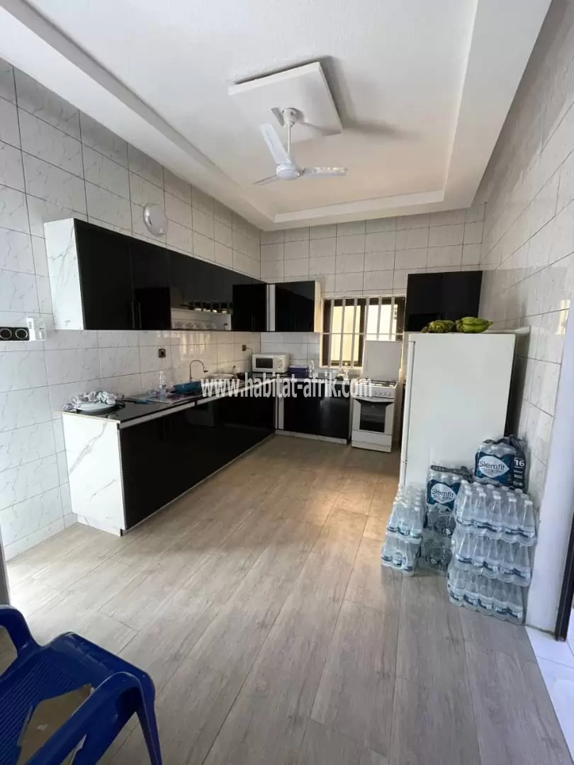 Je mets en location une villa duplex meublée de 5 chambres salon piscine jardin à Avepozo agodeke LOME togo