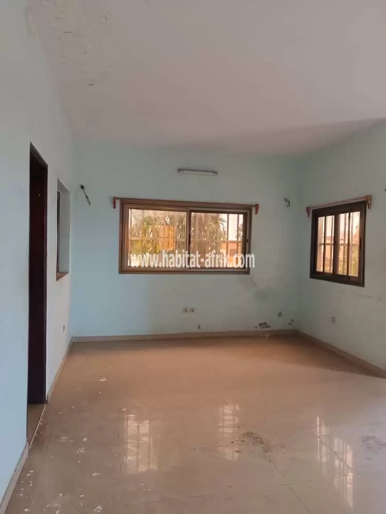 A louer appartement l’etage R+2 de 3 chambres salon à nyekonakpoe lome togo 