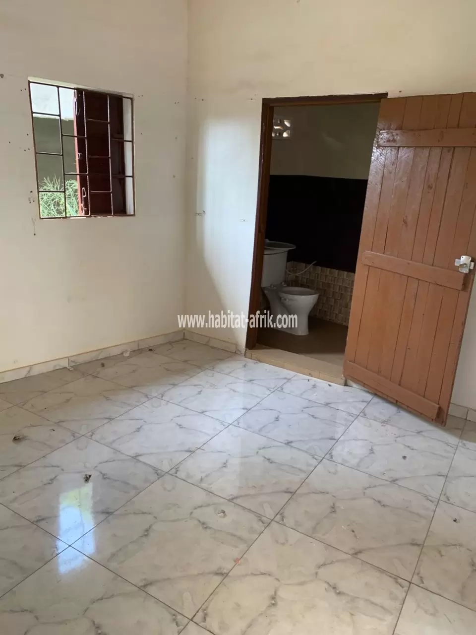 Boutique a louer avec dwc situé non loin du carrefour logote lome togo