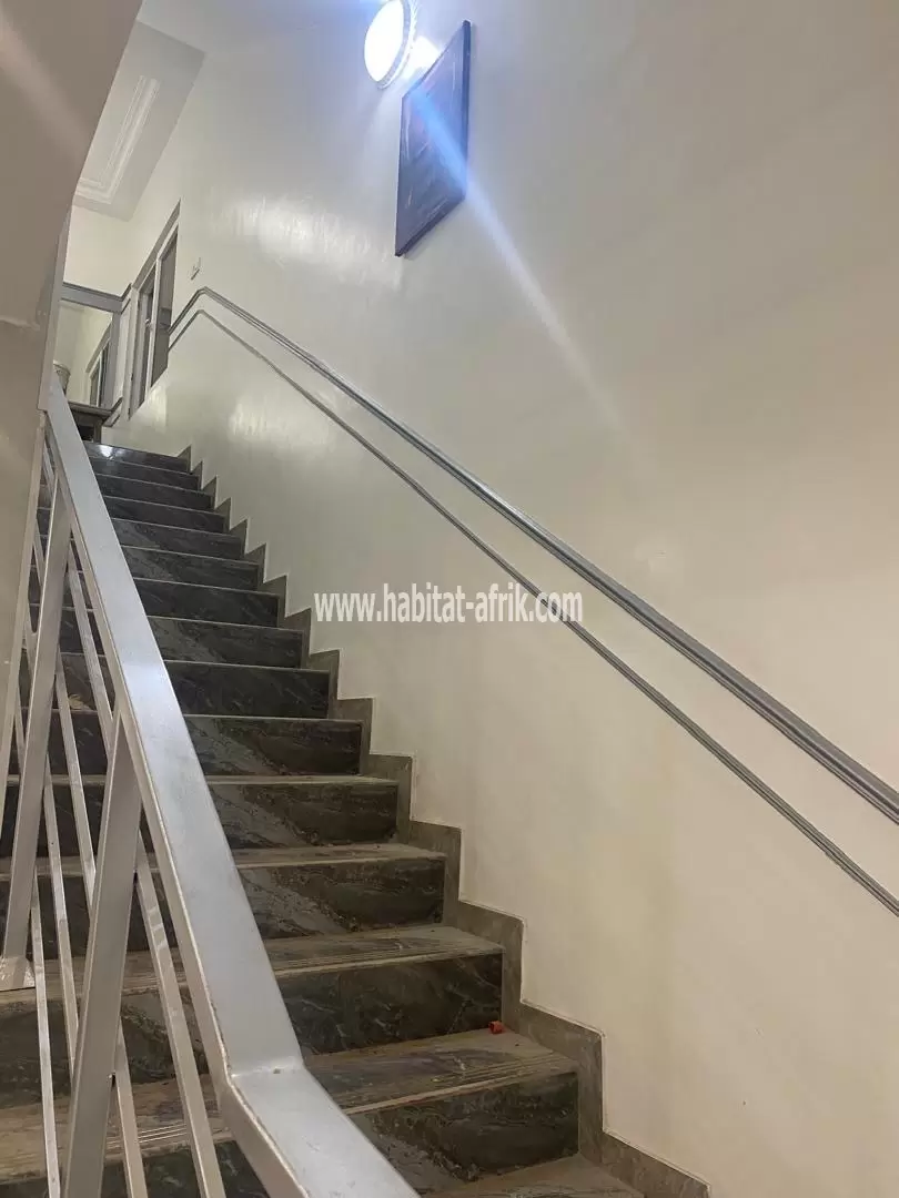 Je mets en vente une villa avec piscine a kegue stade de 5 chambres 2salon lome Togo 