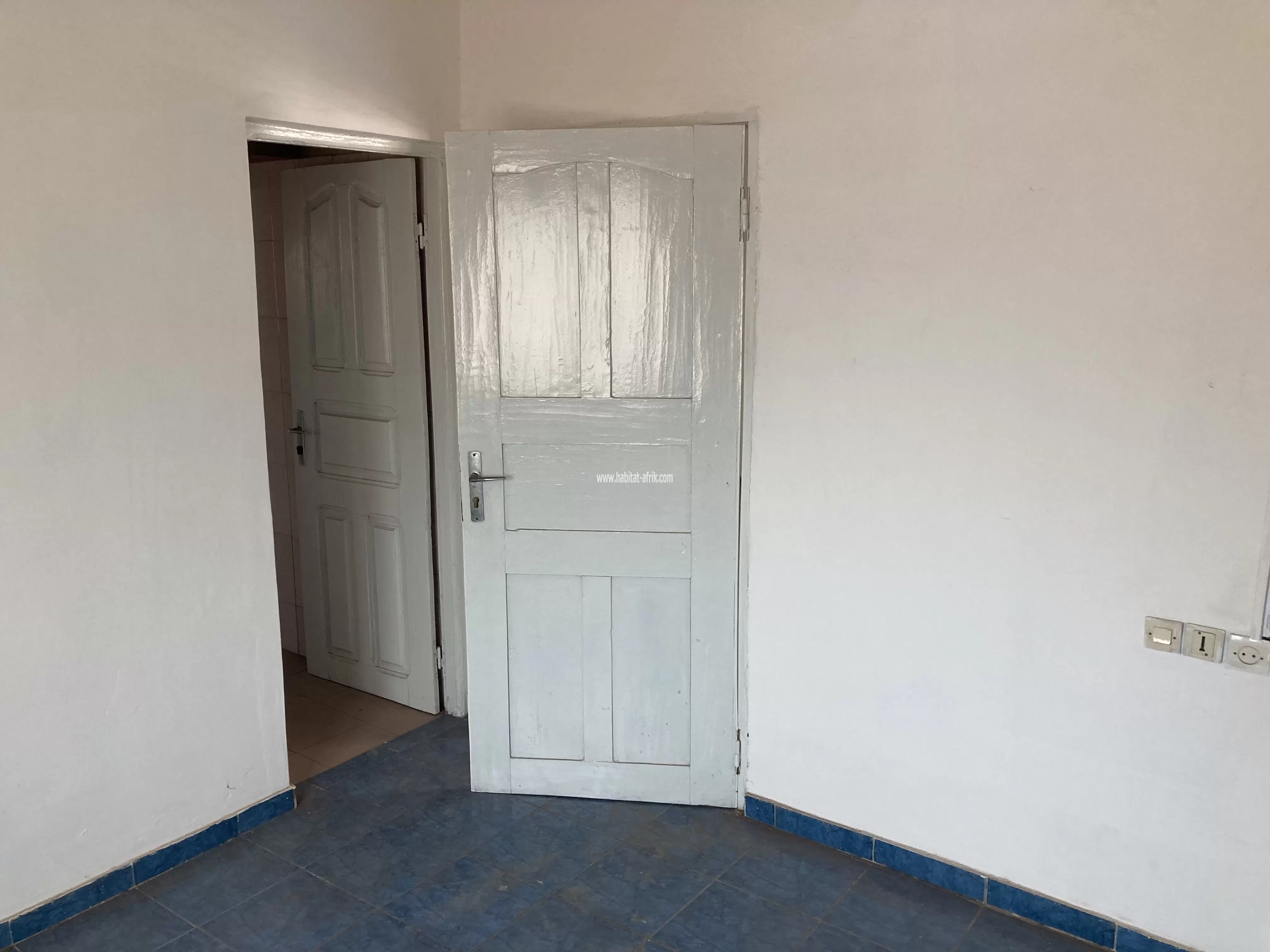 Je mets en location un appartement anglais cour unique a l’étage de 2 chambres salon wcd cuisine terrasse balcon paillote derrière la foire togo2000 lycée technique atsiegou lome togo