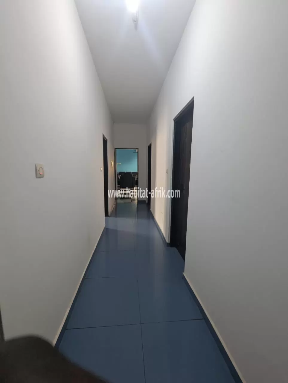 Je mets en vente une villa duplex de 4 chambres salon avec un grand espace et un joli jardin fleuri à baguida 350m du goudron lome aneho