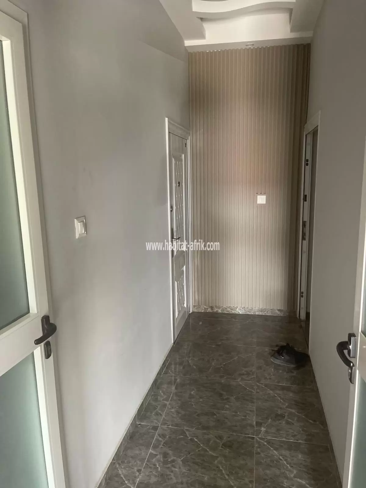 Je mets en vente une villa construite sur demi lot angle de rue dans la cité mokpokpo 2 chambres salon lome togo