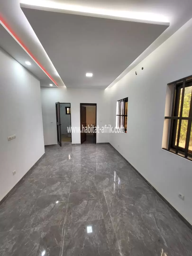 Je mets en location un appartement de 2 chambres salon sur étage R+1 situé à adidogome Sagbado pharmacie actuelle lome togo