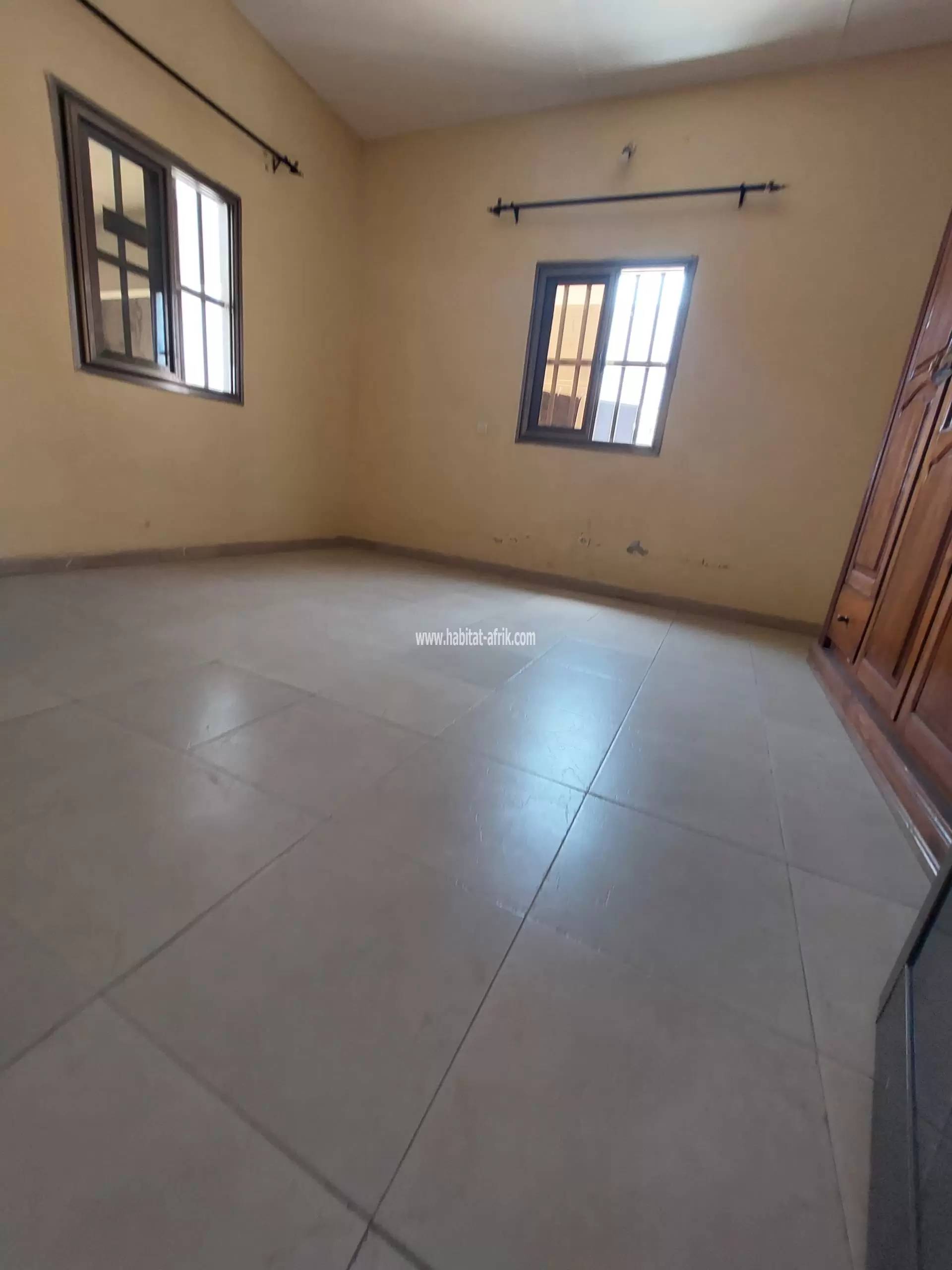 Cours unique 2 chambre salon 
